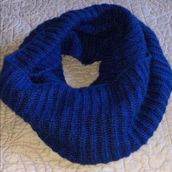 Scarfs - Picture 2 of 8